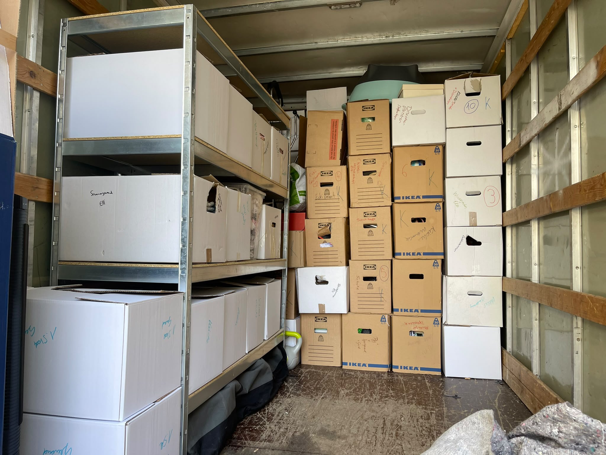 Sauber gestapelte Umzugskartons im LKW von UmzugsProfi