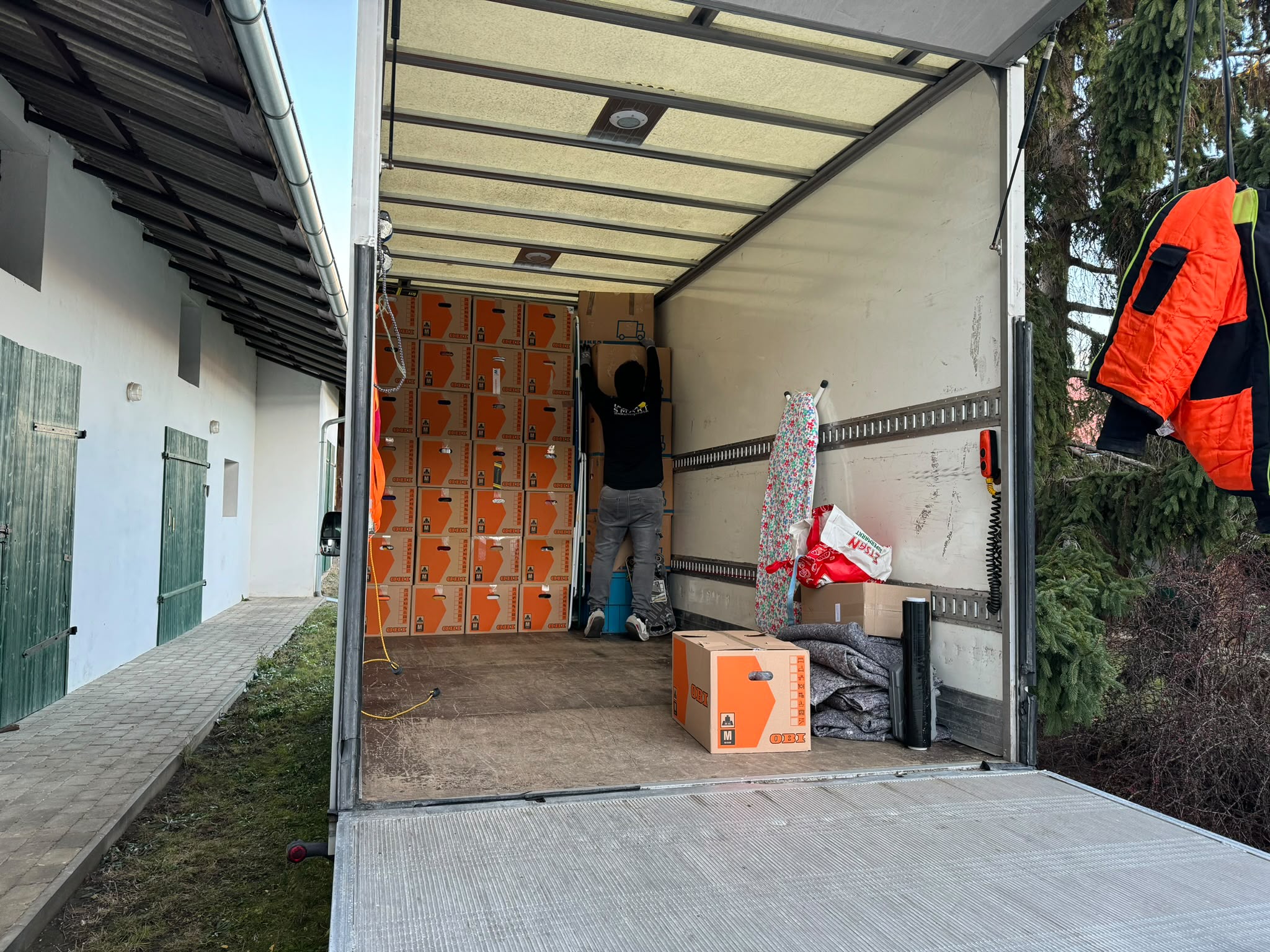 Mitarbeiter von UmzugsProfi belädt den Umzugs-LKW
