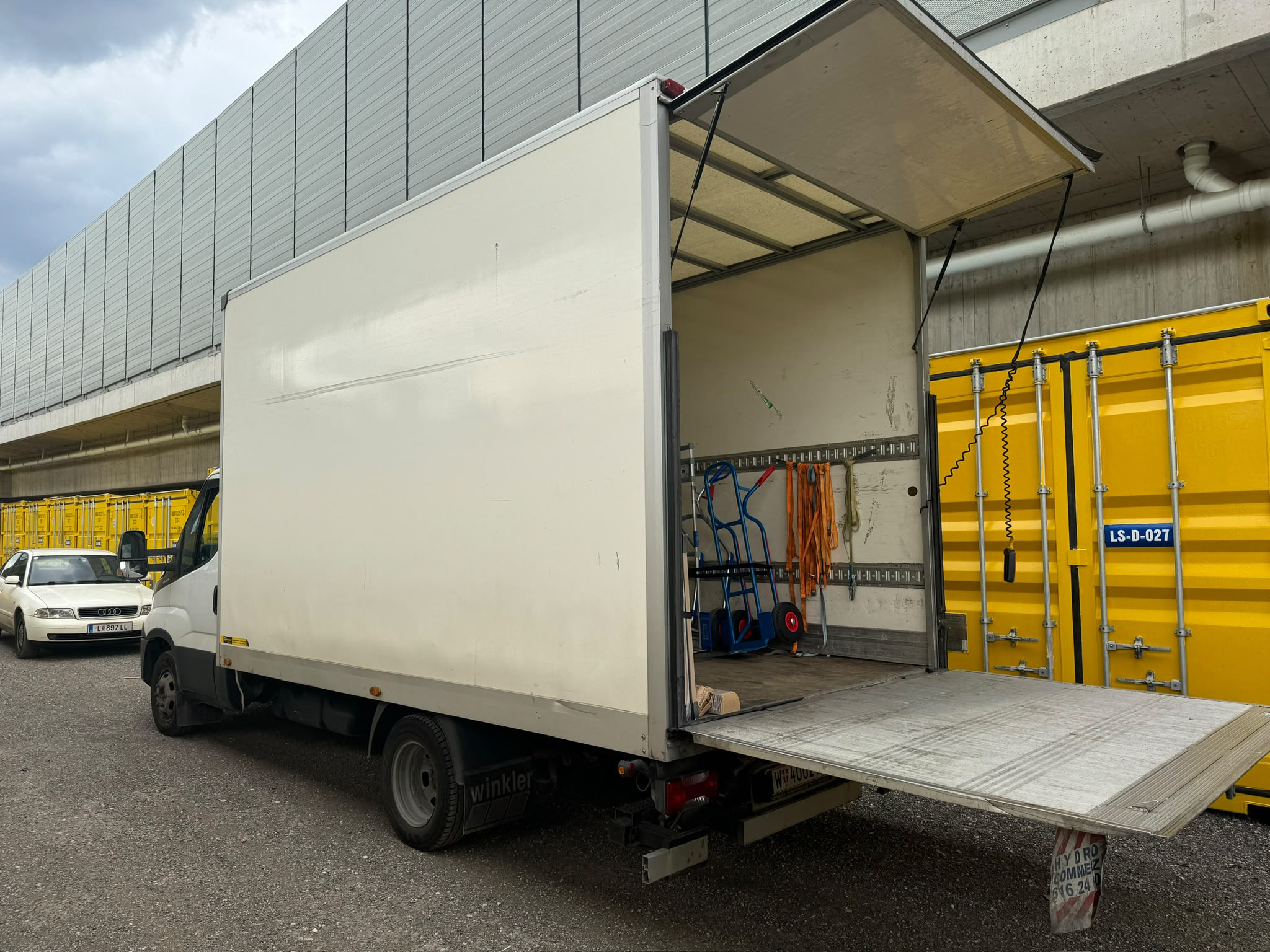 Offener Umzugs-LKW mit Sackkarren und Spanngurten